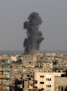 Una nube de humo surge en Rafah, al sur de la Franja de Gaza, tras el ataque aéreo de Israel el martes 19 martes (UPI/Ismael Mohamad)