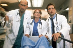 Dr. Green (Anthony Edwards), Dra. Wwaver (Laura Innes) y Dr. Carter (Noah Wyle) de la serie Urgencias