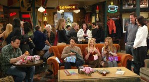 El Central Perk, lugar habitual de reunión Del 17 de septiembre al 18 de octubre, con motivo del 20 aniversario se ha ubicado una reproducción de este bar en el 199 de la Calle Lafayette en Manhattan.