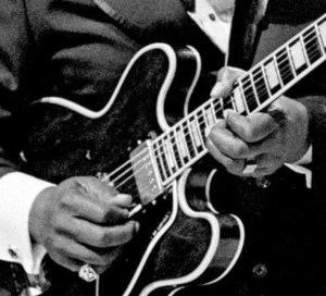 Las portentosas manos de King acariciando a Lucylle