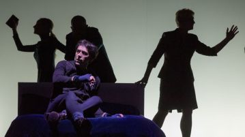 es-hamlet-apologia-del-asesinato-miguel-del-arco-estrena-su-version-del-clasico